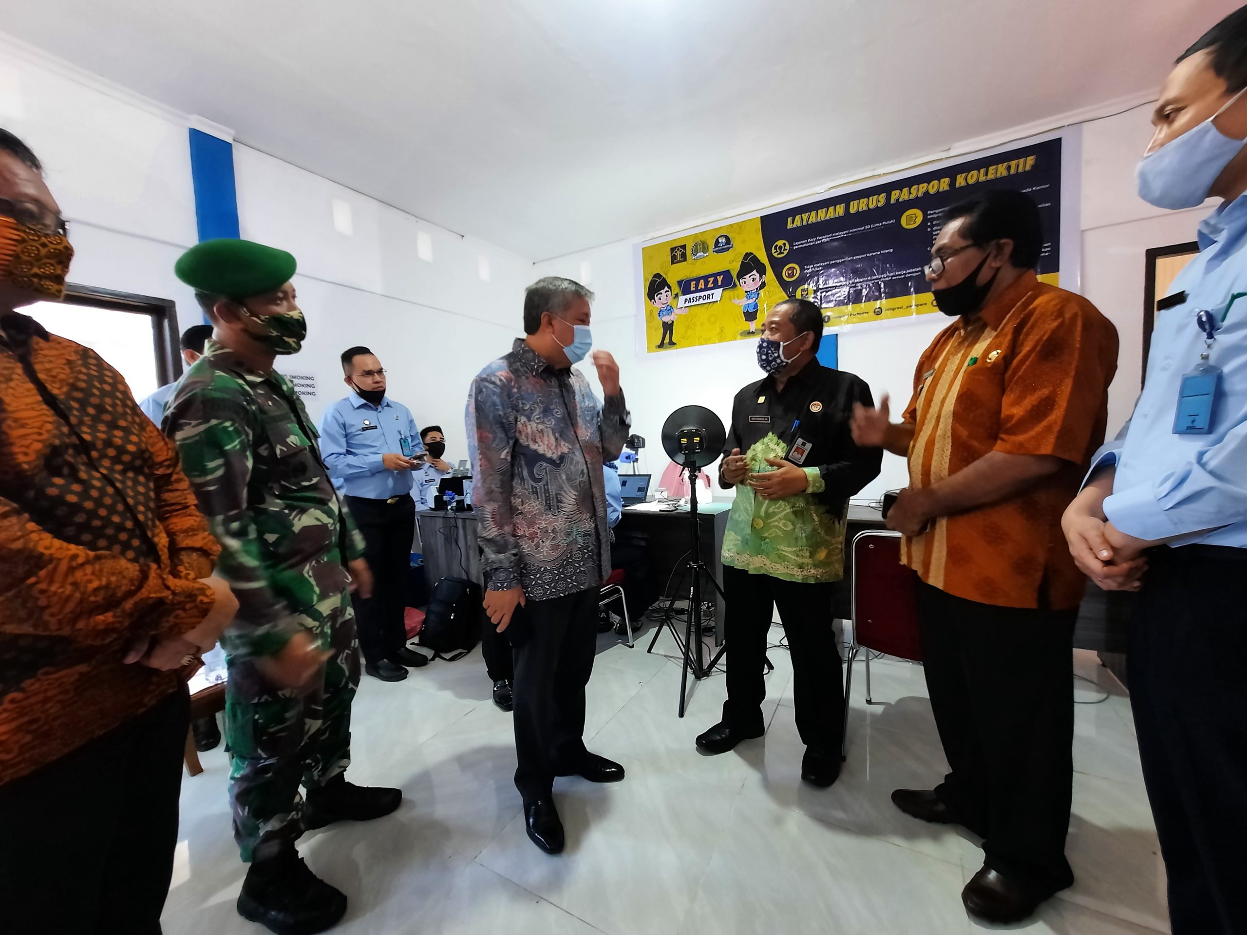 Bupati Pinrang saat Meninjau Pembuatan Paspor di Ruang BLH Disnakertrans Pinrang InsanNews.id