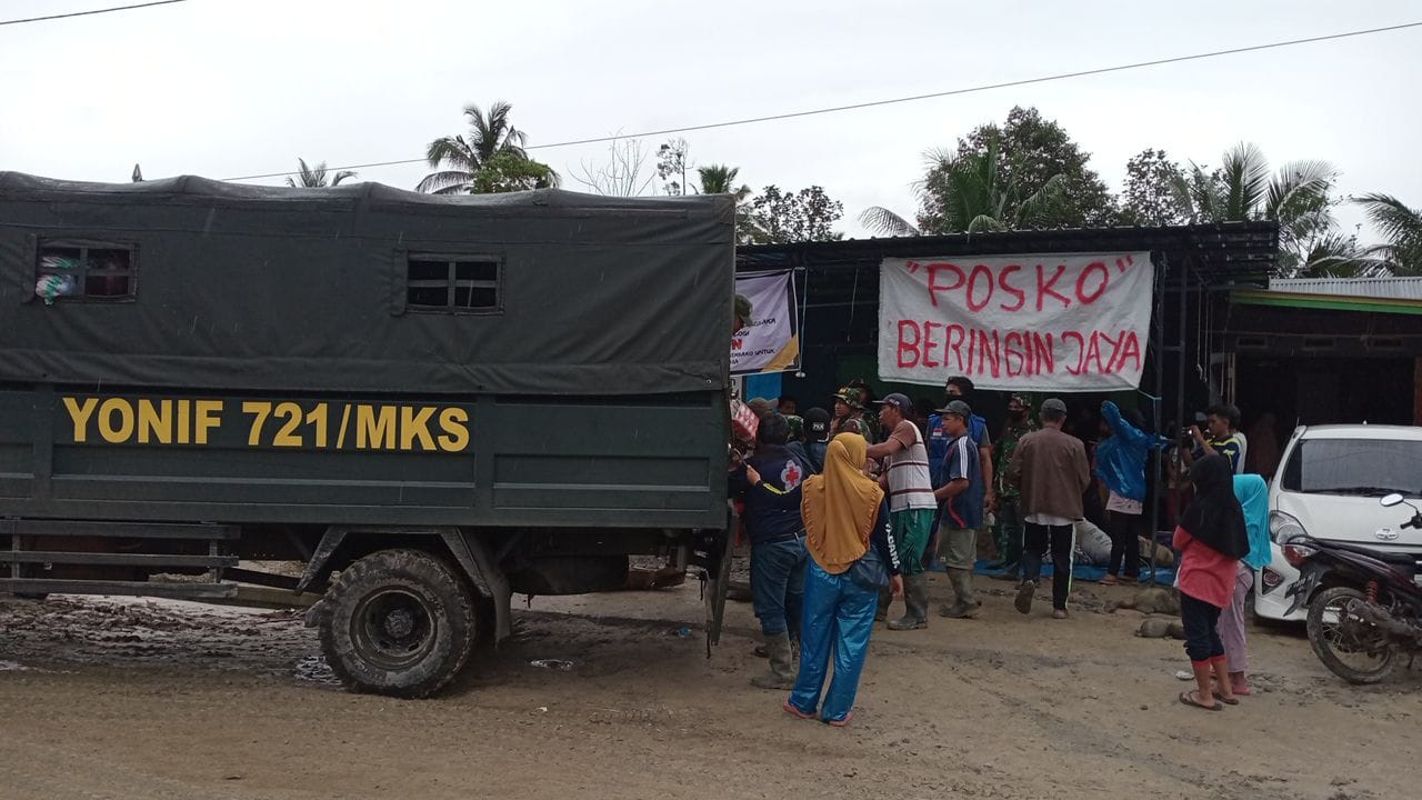 Aparat dari Yonif 721/Mks saat mengevakuasi korban bencana di Lutra InsanNews.id