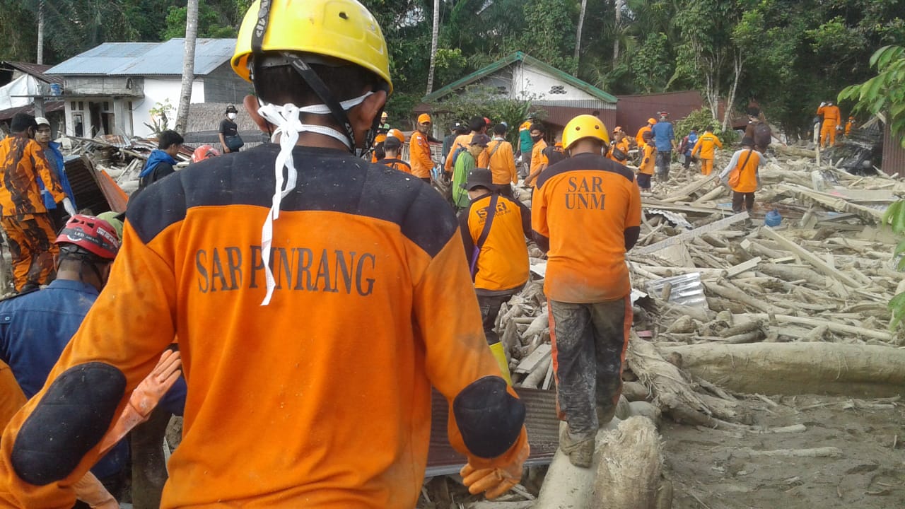 SAR Pinrang, saat lakukan pencarian korban di Masamba, Lutra insanNews.id