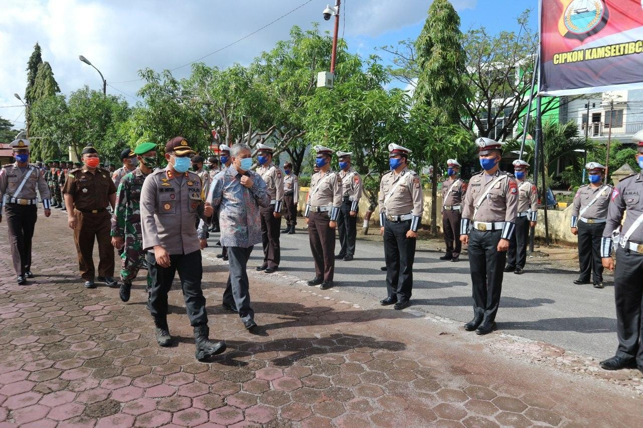 Kapolres Pinrang bersama Bupati Pinrang cek kesiapan anggota Polres Pinrang di halaman Mapolres Pinrang InsanNews.id