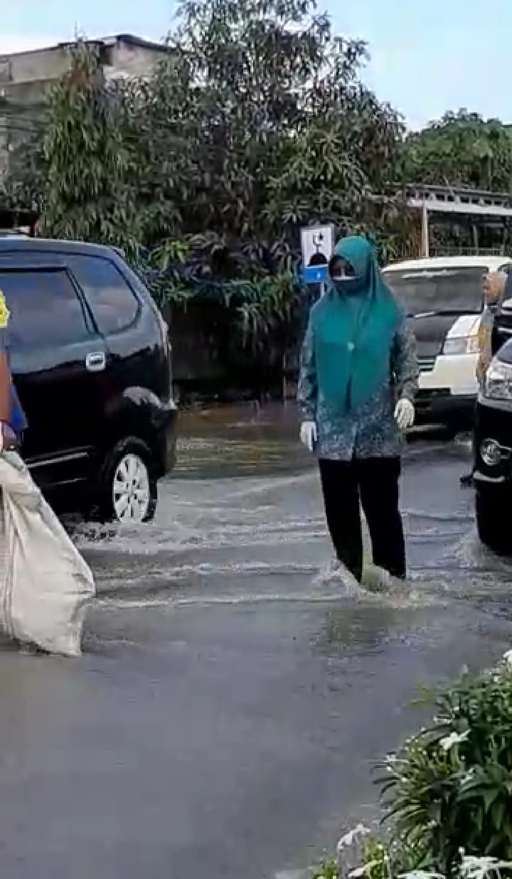 Andi Sri Widiyati membantu warga bersihkan sampah di lokasi banjir Aressie, Kecamatan Tiroang InsanNews.id