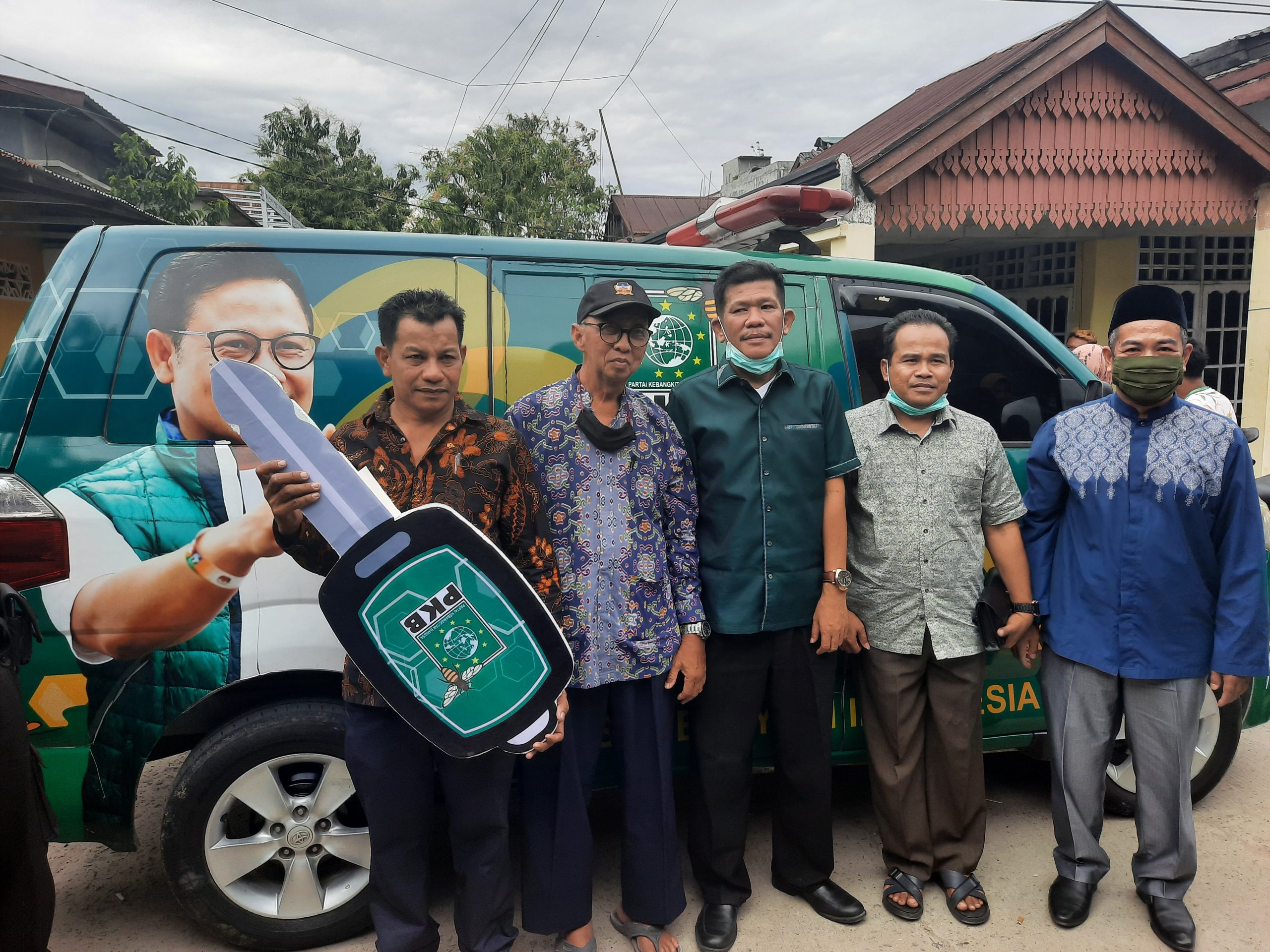 Azhar Arsyad Anggota DPRD Prov. Sulsel saat menyerahkan Bantuan Ambulans ke Kerukunan Keluarga Turatea Makassar (KKTM) InsanNews.id