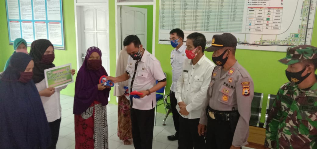 Desa Kaliang Salurkan BLT ke 66 penerima serta ribuan masker untuk warga InsanNews.id