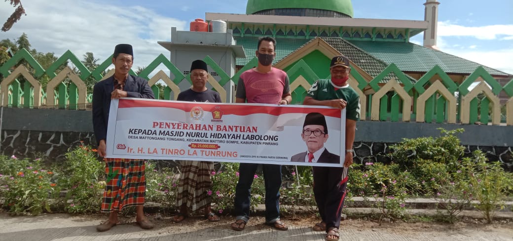 Warga yang menerima bantuan dari Anggota DPR RI Latinro InsanNews.id