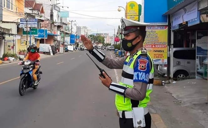 Satlantas Polres Pinrang Berbagi Jumat Berkah Kepada Tukang Becak | InsanNews InsanNews | Inspiratif dan Terpercaya