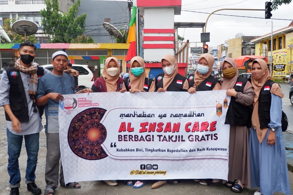 Al Insan Care Berbagi Takjil Gratis | InsanNews InsanNews | Inspiratif dan Terpercaya