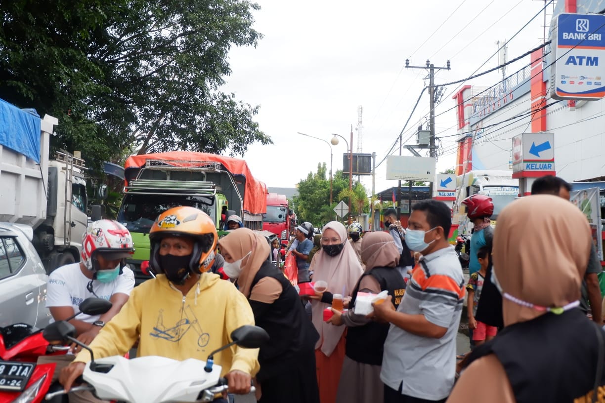 Al Insan Care Berbagi Takjil Gratis | InsanNews InsanNews | Inspiratif dan Terpercaya